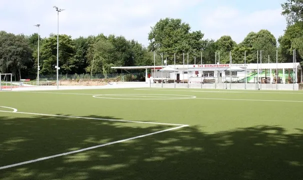 Kunstrasen-Kleinspielfeld am Vereinsgebäude